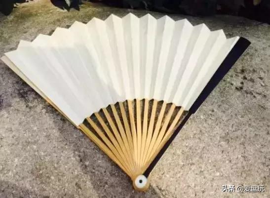 折扇一般在几块钱内,30的折扇和上百的折扇的区别