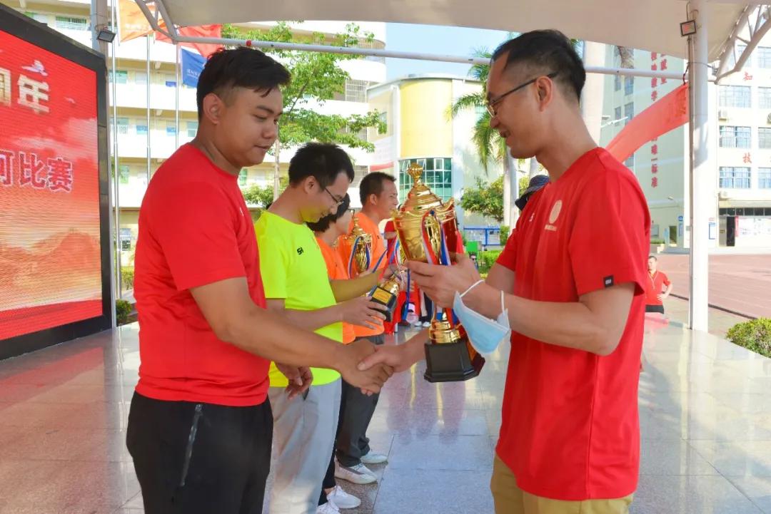 “老师，你拔河的样子真美！”“谁拍的赶紧撤！！！”