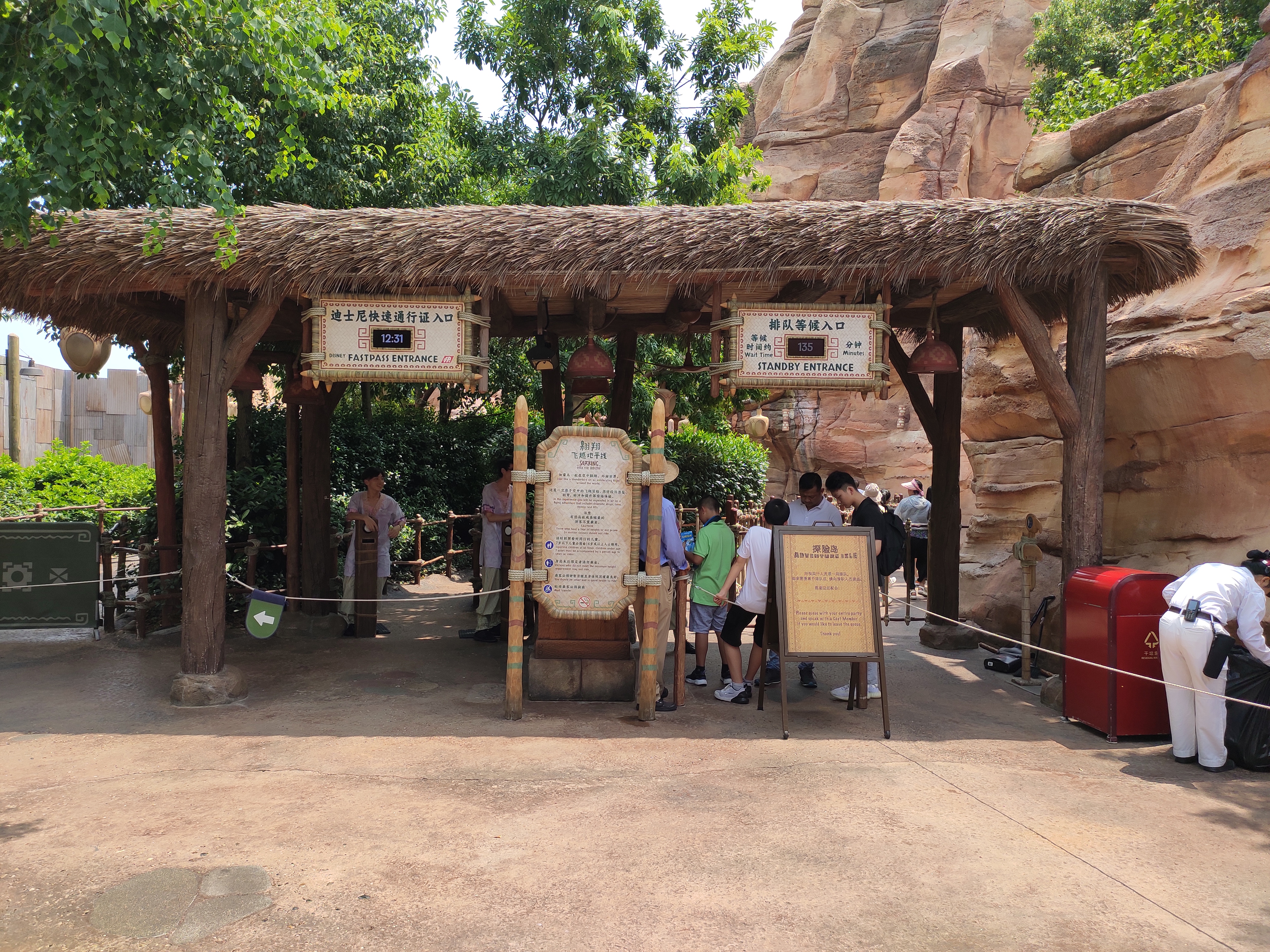 上海迪士尼一大一小旅游攻略,上海迪士尼吃住攻略讲解