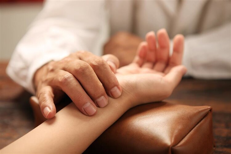 中医是如何从脉象辨别五脏疾病,中医如何辨别六经脉诊