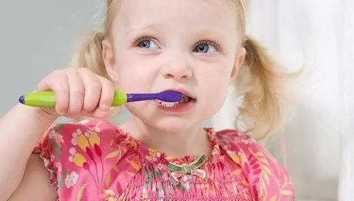 口腔医生教你怎么选牙膏,刷了这么多年牙