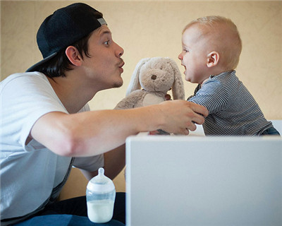 宝宝厌奶怎么挑选辅食,宝宝厌奶期怎么判断饿了