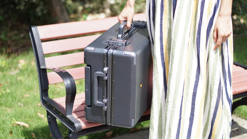 粗铝框设计，TSA密码锁，地平线8号行李箱，出差旅行好伙伴