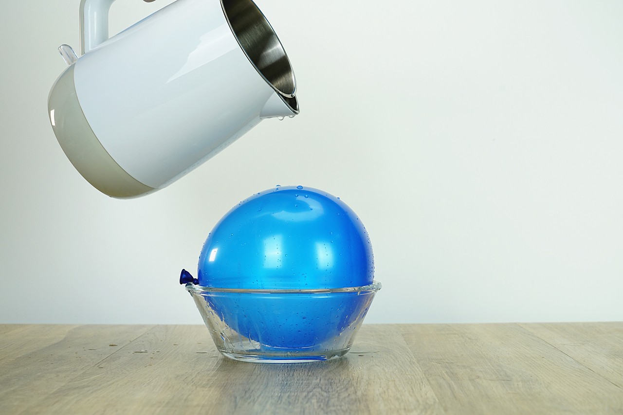 往气球里加水,往气球上涂什么会破