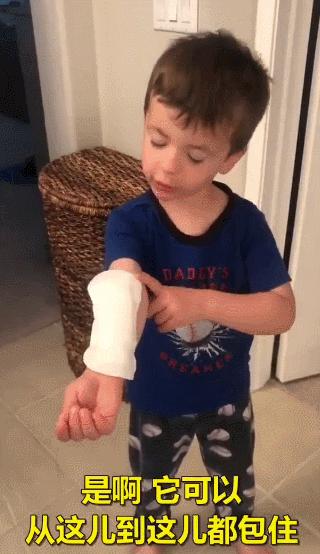 弟弟给姐姐贴创可贴,弟弟手臂受伤了姐姐照顾