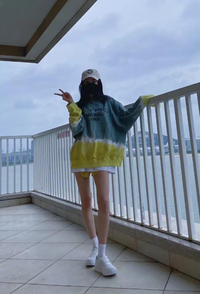 杨幂穿连体短裤时尚大片,杨幂现身粉色风衣配短裤