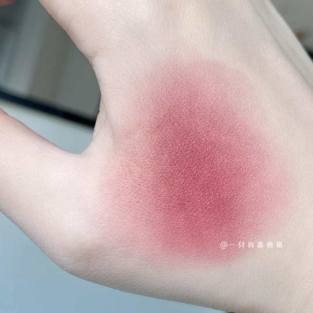 黄皮彩妆推荐一套还是二套,适合黄皮的大牌彩妆推荐眼影