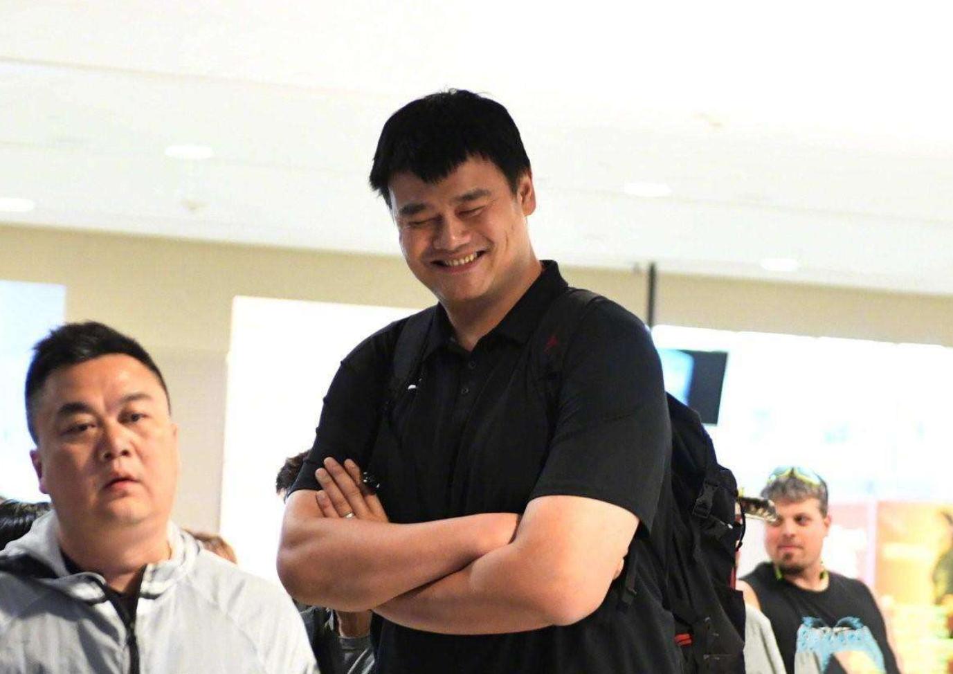 姚明12岁女儿身高直逼父亲肩头,姚明身高和他女儿身高