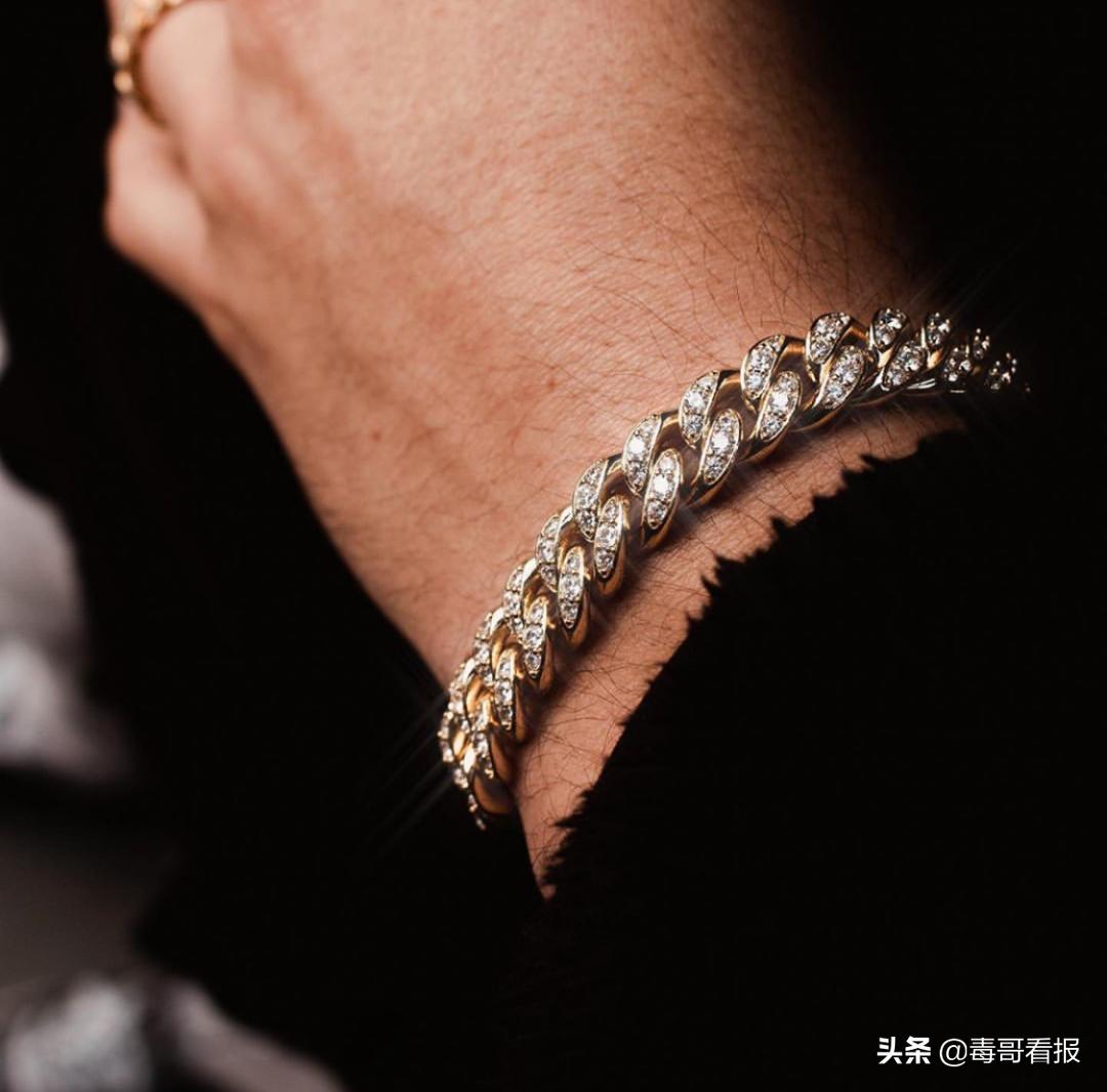 简约的首饰往往是穿搭的必杀技,首饰穿搭