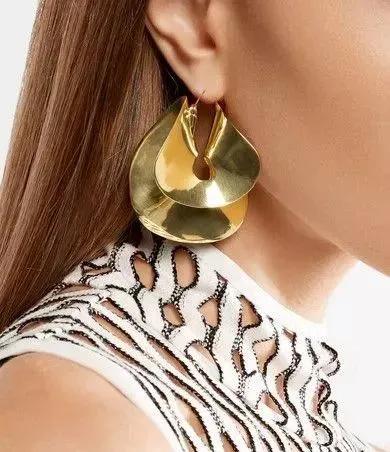 看一下明星的穿衣搭配,一起来看看明星的时尚搭配