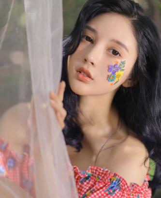 美女获土豪打赏近百万礼物感动流泪神秘人透漏或将成为熊猫一姐？