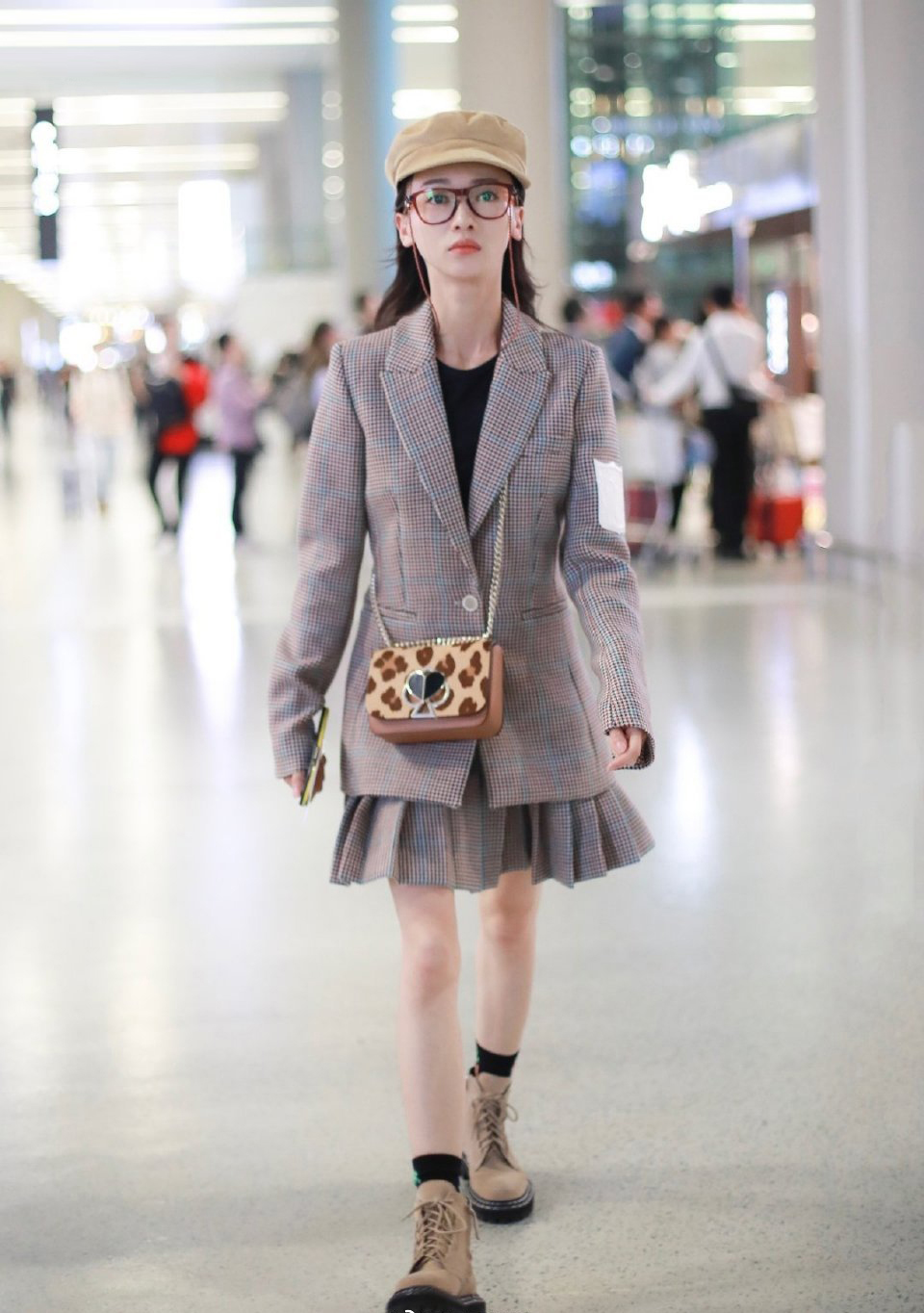 一条一年四季都能穿的万能百褶裙 (早春穿上这件百褶裙又仙又时髦)