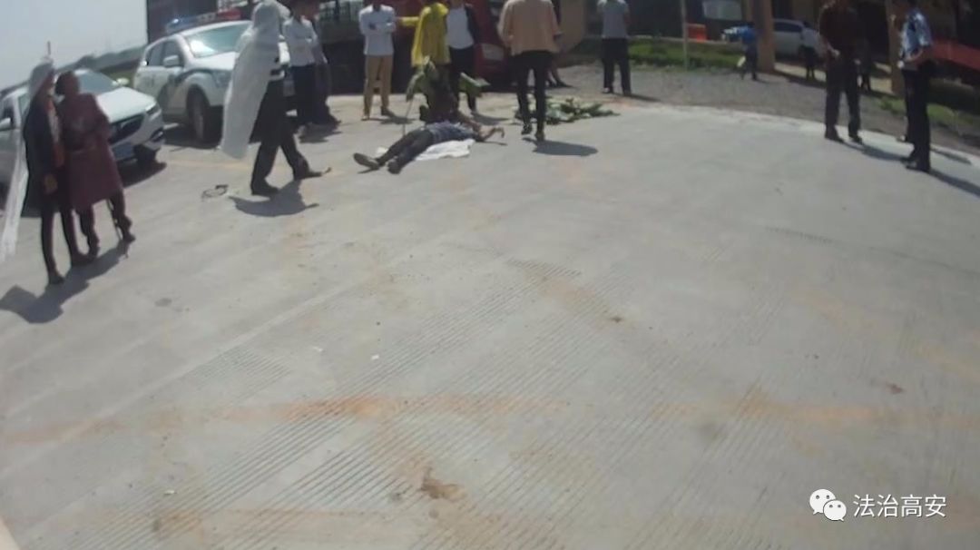 高安一女子被车撞死，死者亲属为索赔堵路，1人被拘8人被罚
