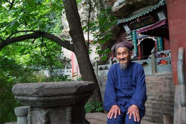 老道士独守太子洞27年，不吃肉、不恋爱、自称是小孩，这是信仰
