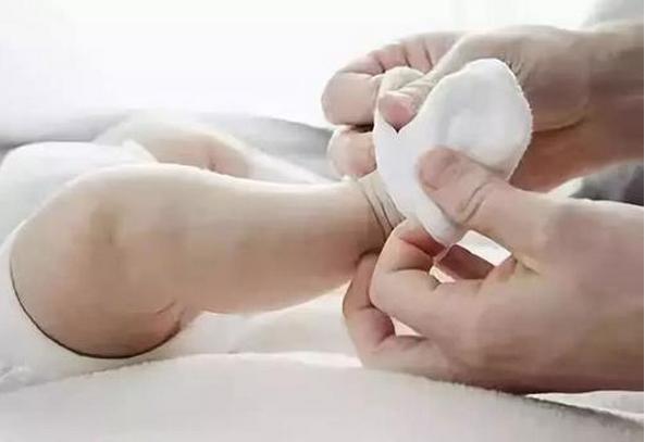 冬天小孩不愿穿袜子怎么办,孩子不愿意穿袜子是怎么回事