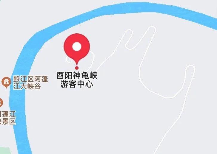 重庆这个区县火到国外,悬崖边修足球场,国外网友直呼神奇