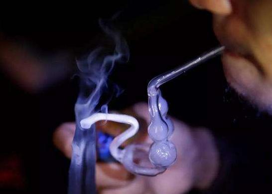 我不抽烟但总吸到别人的二手烟,闻了一次二手毒烟碍事吗