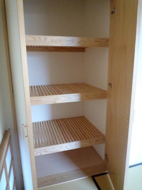 衣柜里面隔板是全白色好看吗,日本衣柜内的暗格