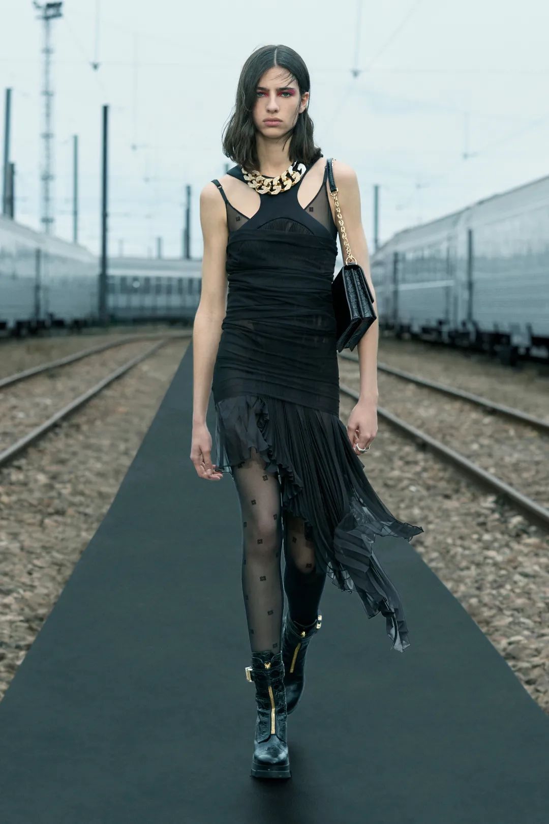 为什么卡戴珊喜欢穿皮衣,卡戴珊紧身衣对身体有危害吗