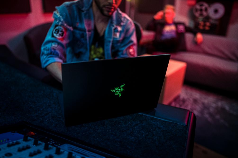 这谁顶得住啊翻译,雷蛇灵刃高端游戏本