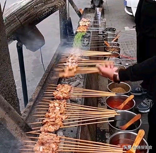 摆地摊做什么小吃最赚钱又简单,十种躺着都能赚钱的地摊小吃