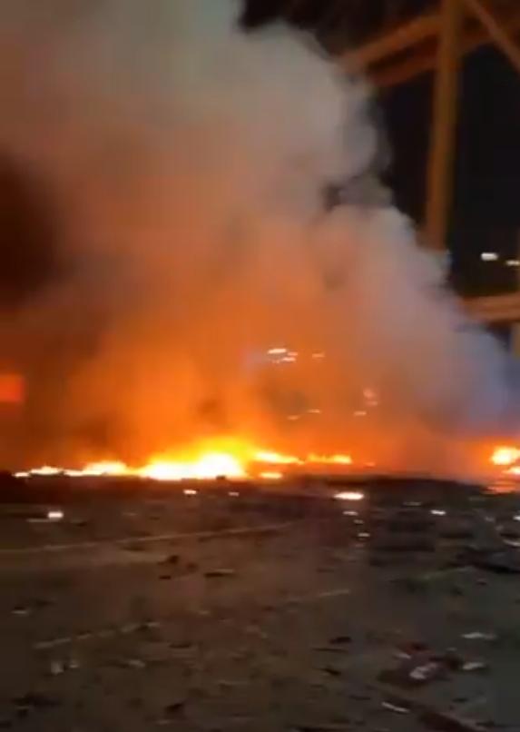 迪拜货轮爆炸附近多地有震感,迪拜港口发生船只爆炸