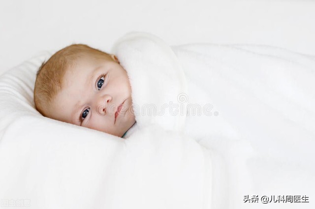 宝宝爱哭又不吃奶怎么回事,半岁宝宝晚上哄睡难爱哭怎么回事