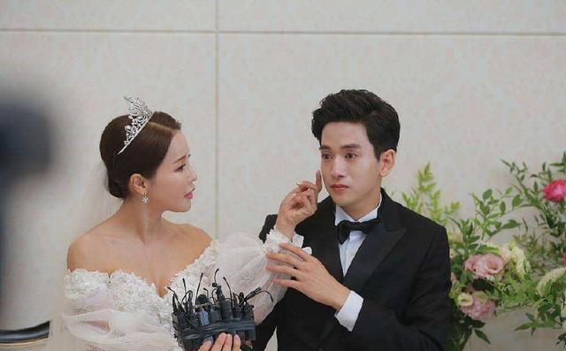 这对明星夫妻年龄相差17岁，堪称“母子恋”，怀孕生娃成了大难题