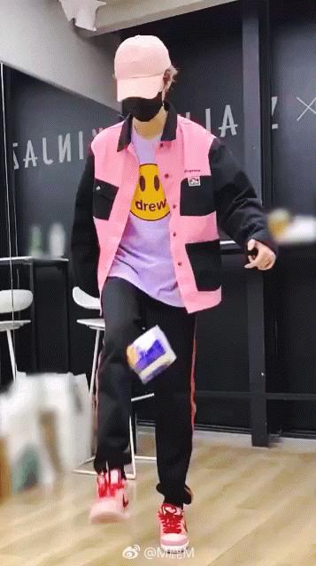 鹿晗和黄子韬创三成团舞台上互动,鹿晗黄子韬被吓一跳