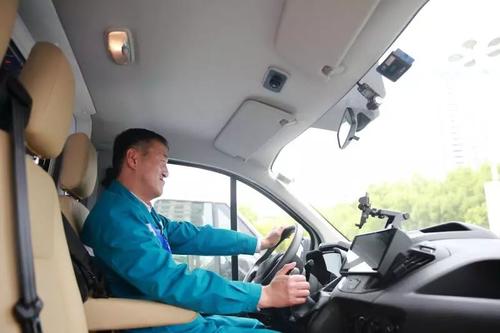 医护人员急救转运,医护尽心守卫危重患者得救