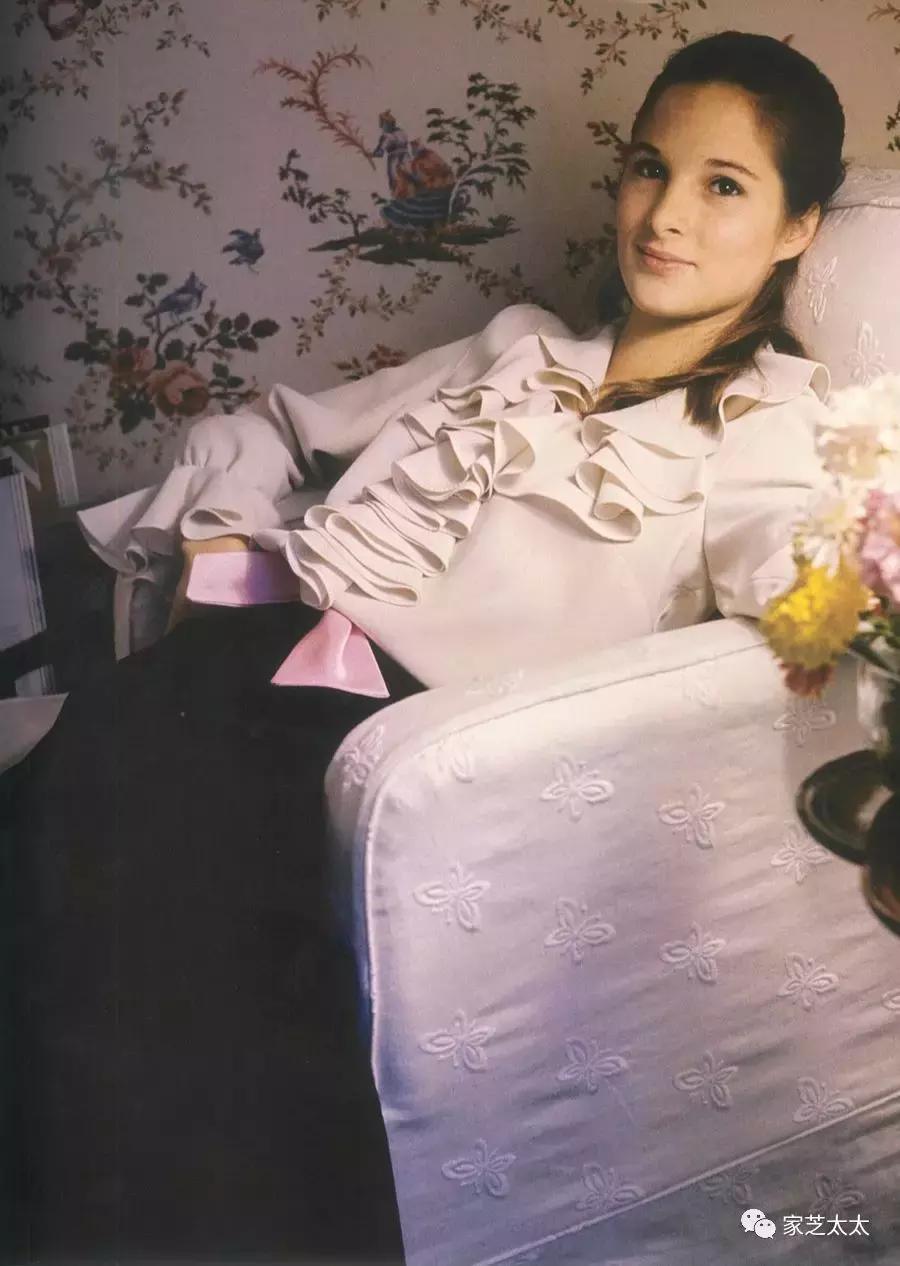 我和有钱人之间，就差一张白沙发了