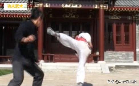 八组攻击威力最大、*伤杀**力最强的侧踢招式，堪称李小龙的终极绝杀