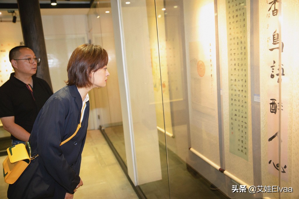 孙俪晒周末带孩子游玩新照,37岁孙俪罕见淑女装