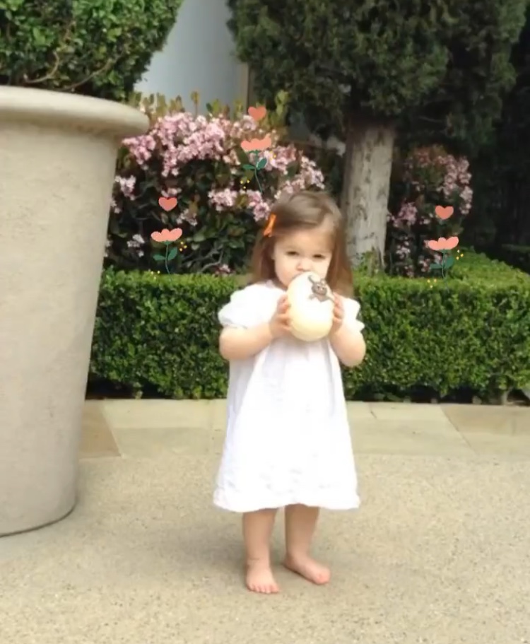 小七宅家化身美厨娘，光脚下厨超敬业，穿连衣裙胳膊好壮太抢镜