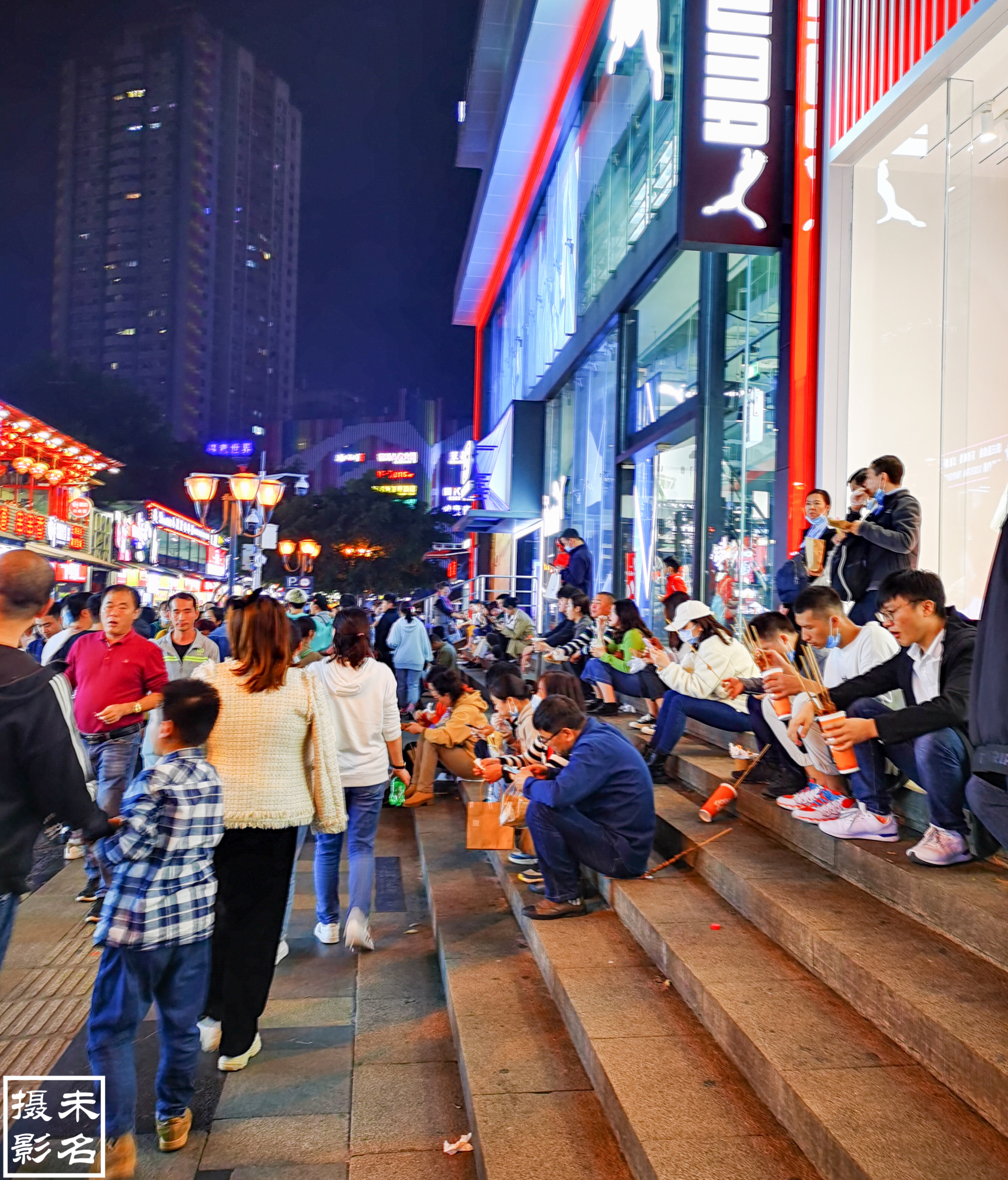 逛历史街区白象街，搭重庆最古老的电梯，游山城最繁华的美食夜市