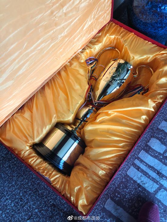 脚踩熊猫杯的韩国球员道歉,韩国网友评论韩国踩奖杯事件