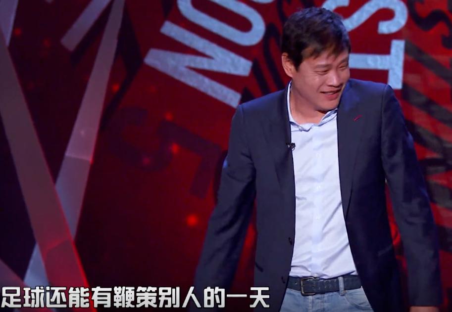 篮球足球互相调侃,足球与篮球菜鸡互啄