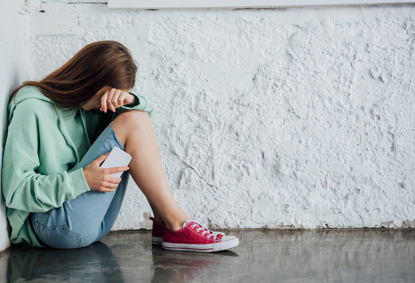 又有女大学生因熬夜得病，卵巢早衰离我们太近