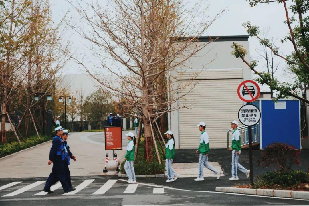 走，带你去看黄家湖畔的“蓝马甲”