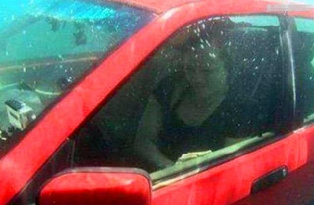 驾车不慎落水的自救方法是什么,汽车坠河逃生技巧