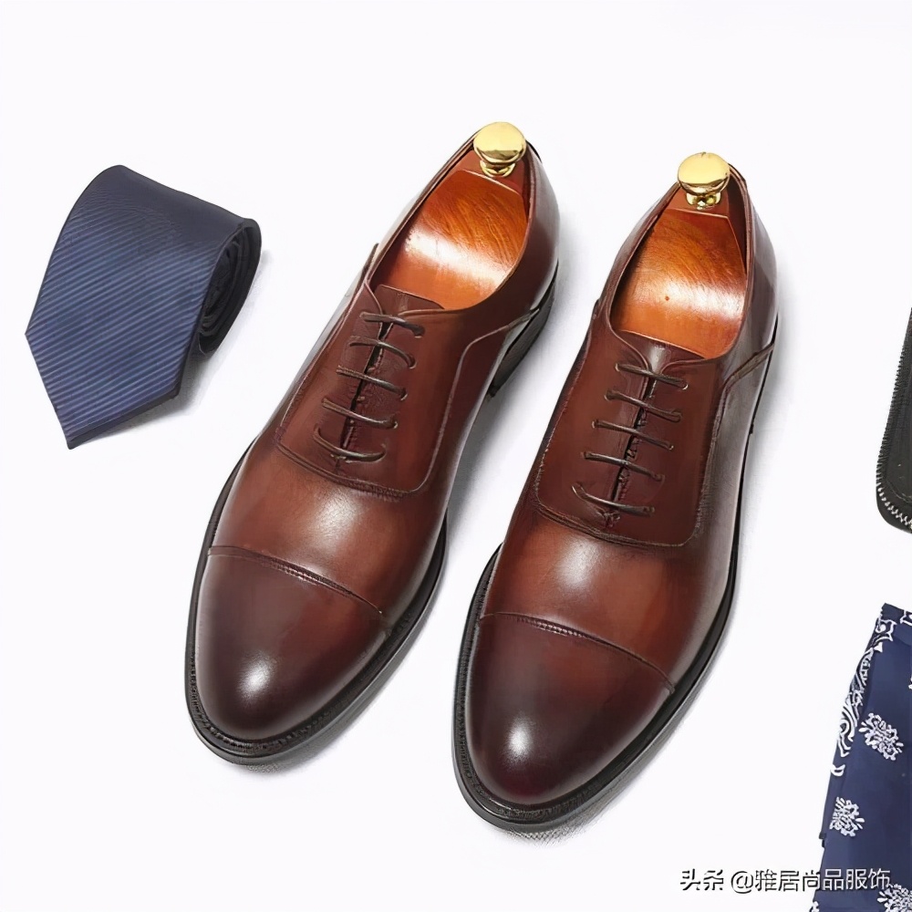 男士黑色西装搭配什么颜色打底衫,男士休闲西装外套怎么穿搭配好看