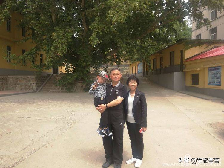 时隔多年老连长带老兵回归军营,三位老战友回忆当年军旅