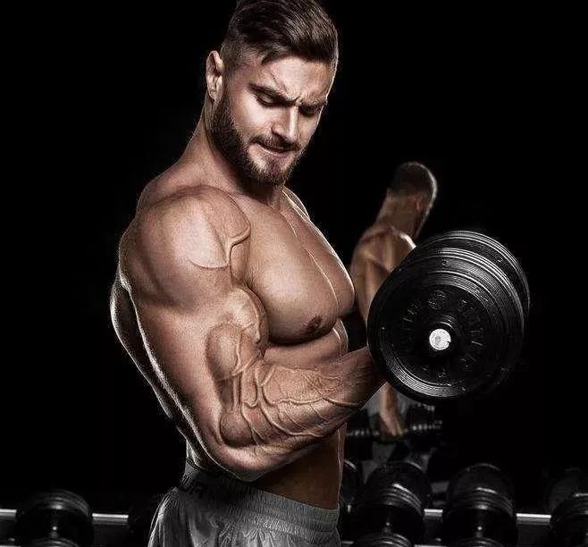 26岁小伙增肌健身,男子健身一年胸肌“暴长”