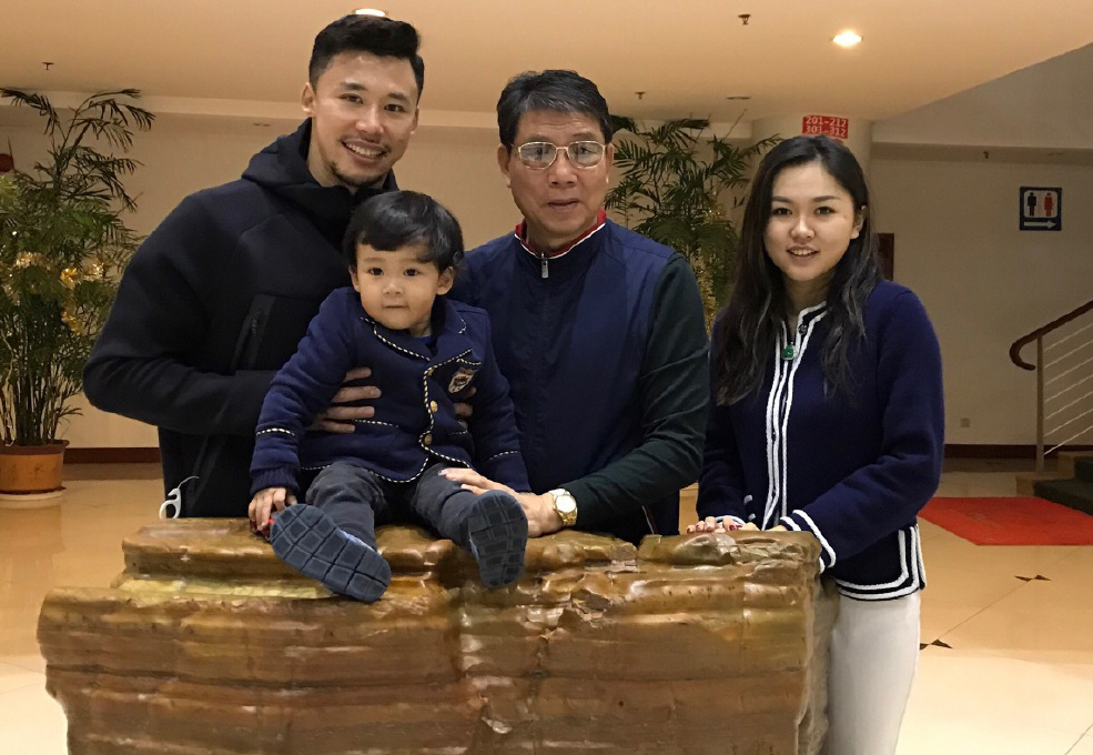 恭喜！30岁国足铁卫今喜迎第二个儿子，满头黑发超萌，娇妻是幼师