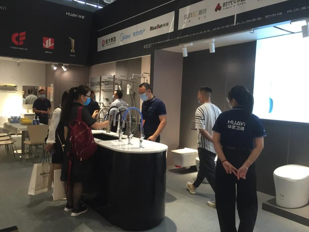 华艺卫浴以全新升级的品牌形象，惊艳亮相深圳国际家具展