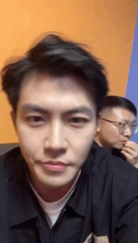 学识加成美得自然真实！温大老师像吴彦祖张震，思政老师撞脸Lisa