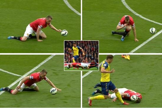离谱！博格巴“客串”门将，险一掌将曼联托出欧冠资格区
