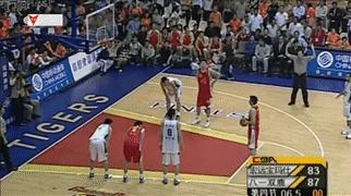 打球不要命！右胯撕裂性骨折十天就回归！要论中国最强3D他够资格