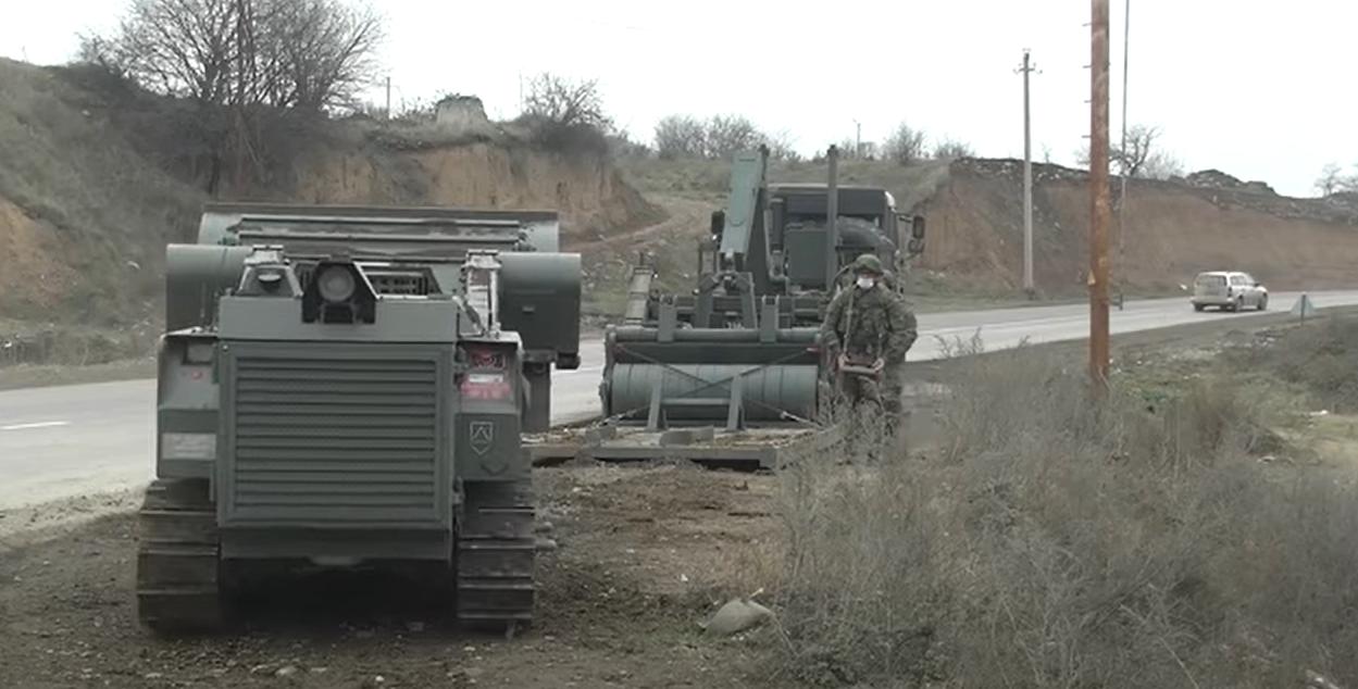 俄军新型无人扫雷车清除乌军雷场,俄罗斯扫雷车在农田里排雷