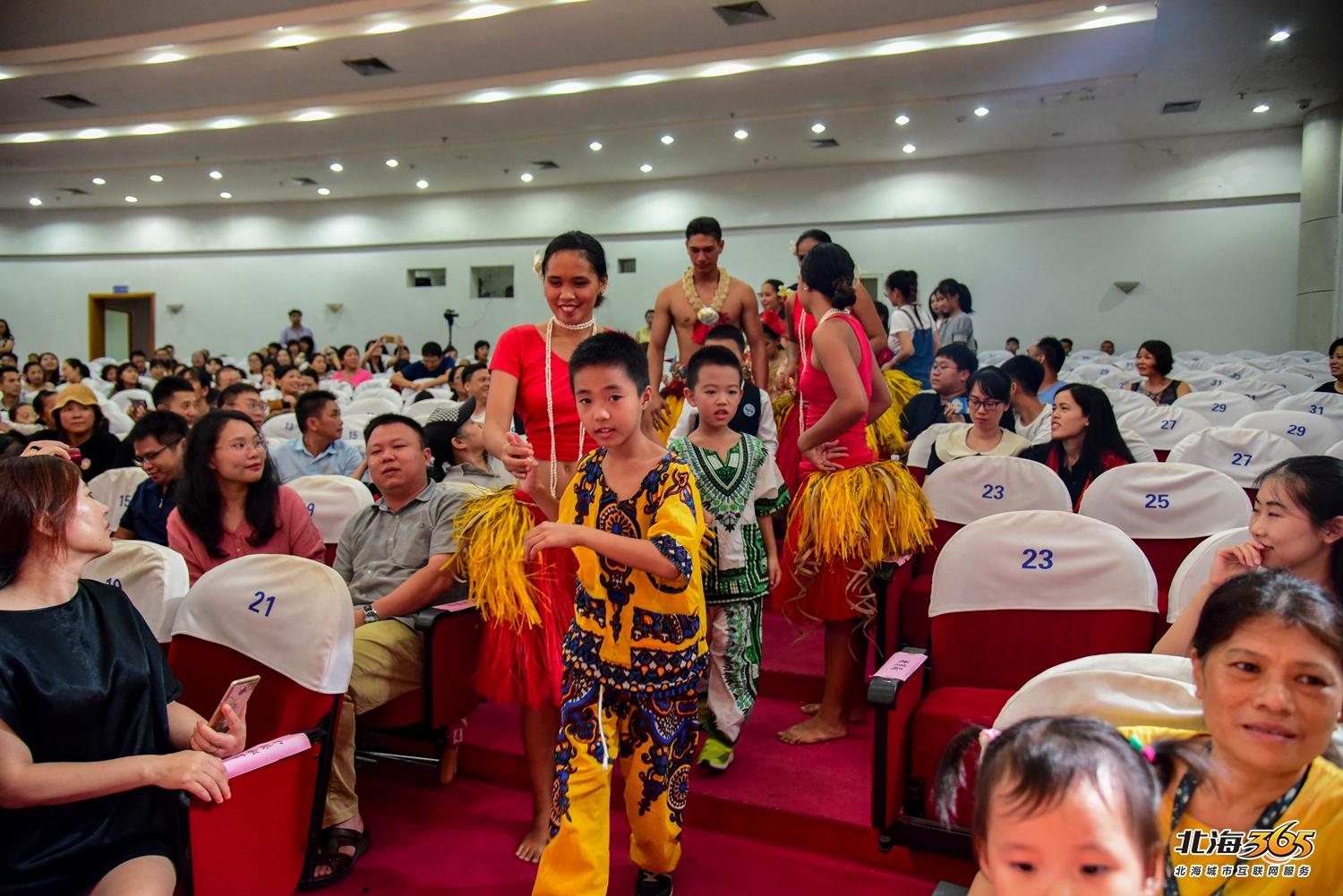 我在北海图书馆拍了一场特别的晚会，观众情不自禁跟着节奏动起来
